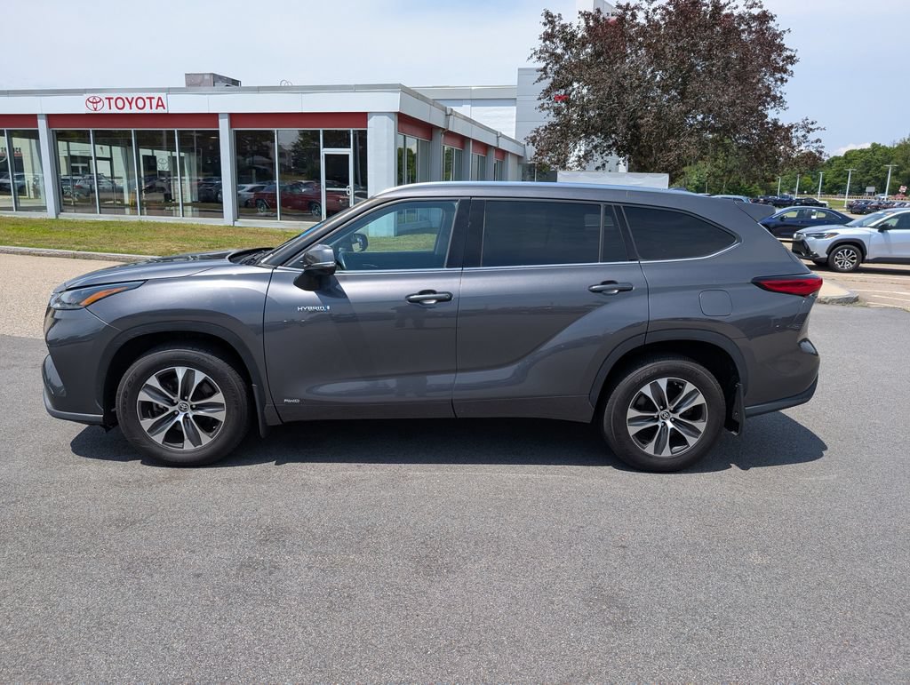 Used 2021 Toyota Highlander XLE AWD/4WD image 2