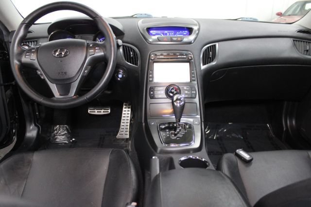 Used 2011 Hyundai Genesis 3.8 RWD image 2