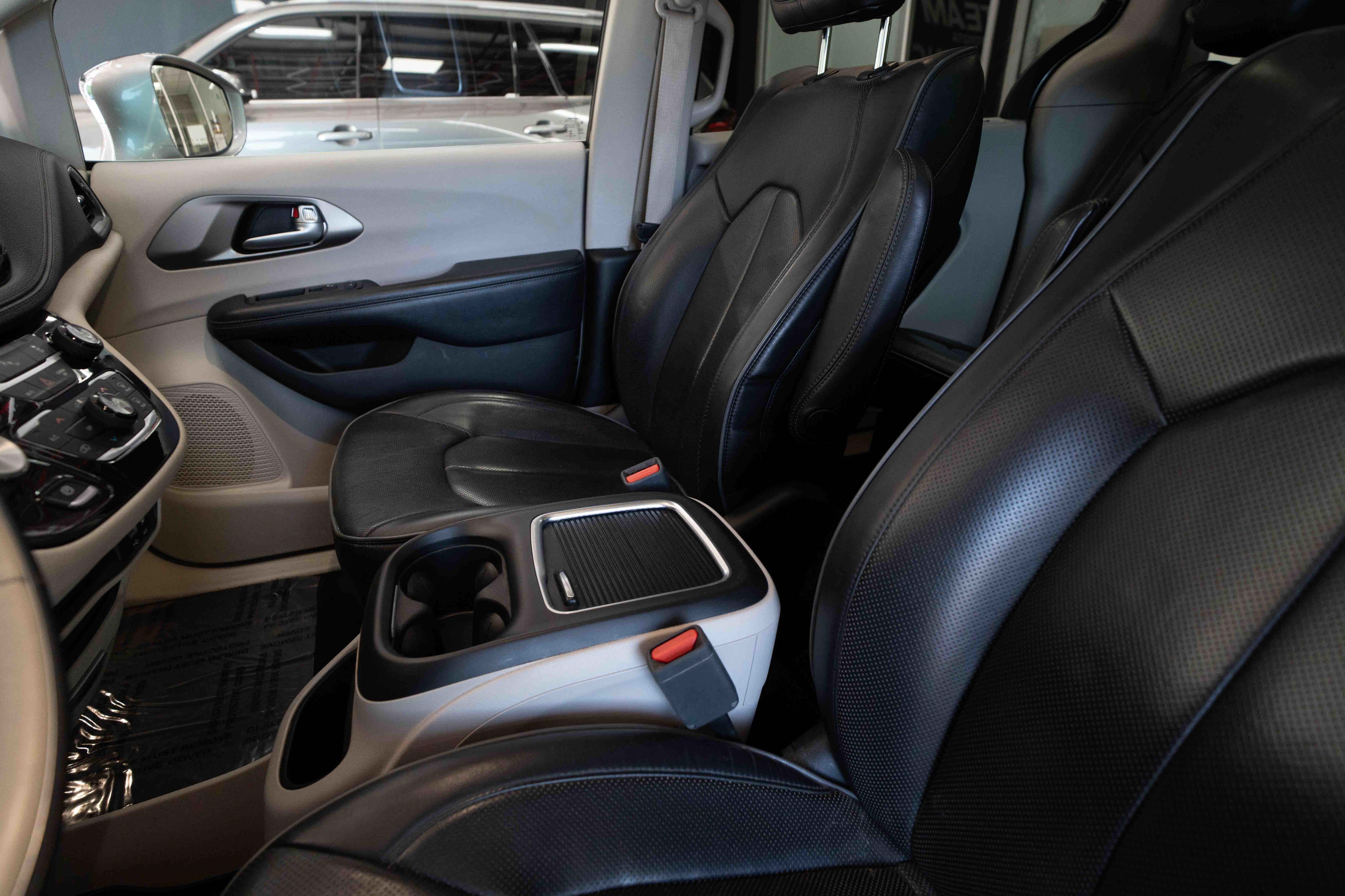 Used 2018 Chrysler Pacifica Limited FWD image 10