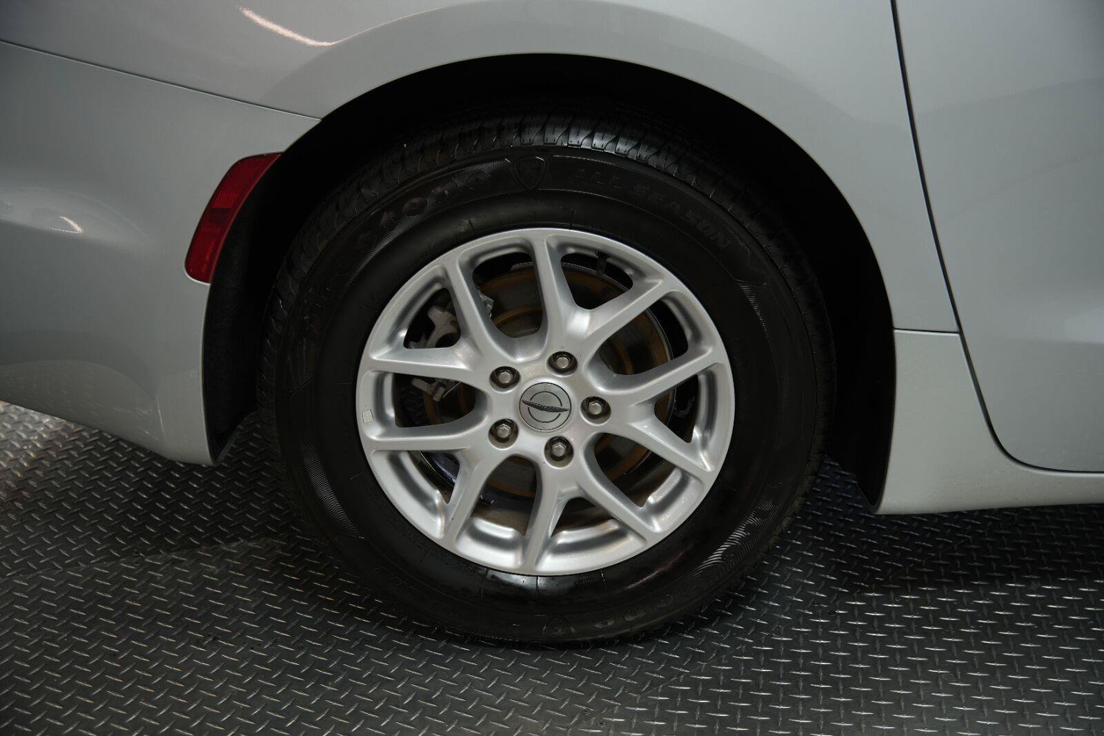 Used 2023 Chrysler Pacifica Touring-L FWD image 22