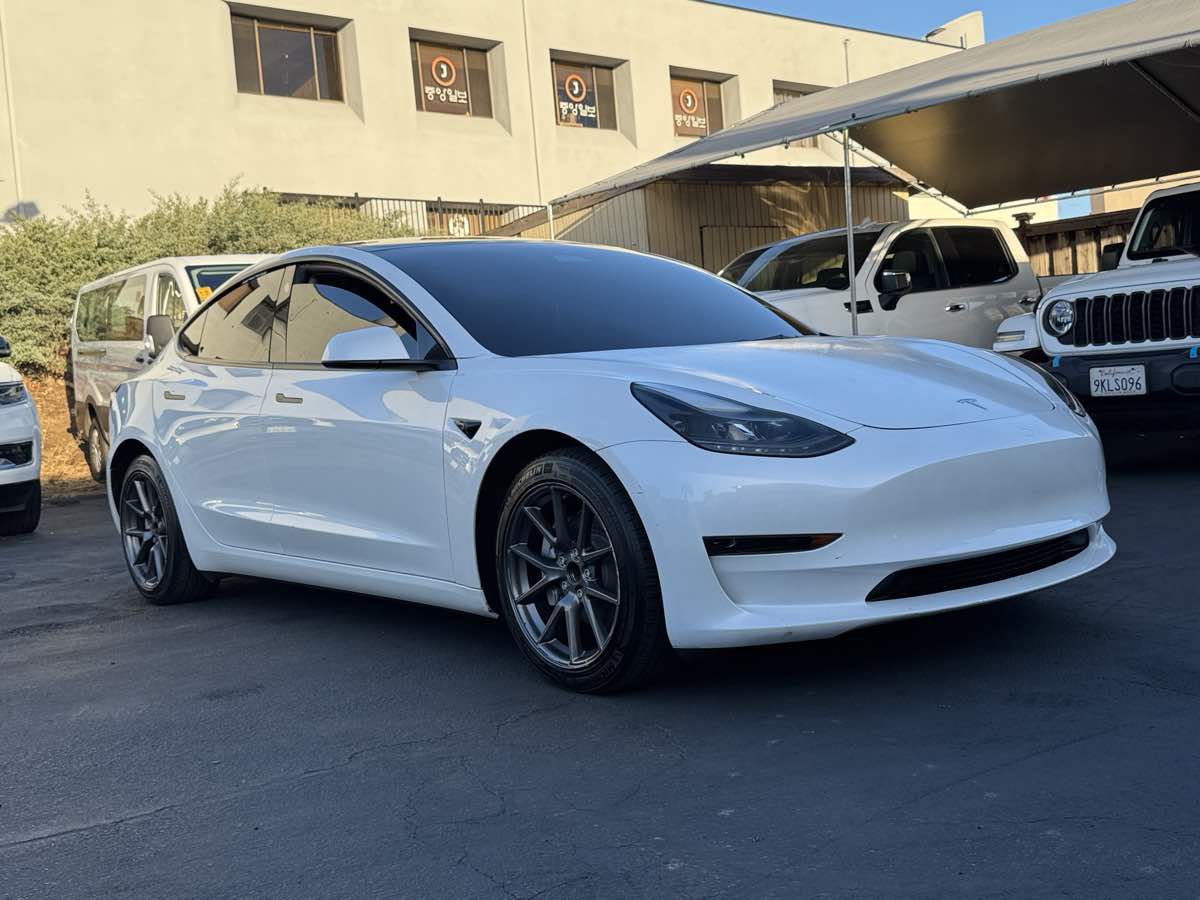Used 2023 Tesla Model 3 Standard Range RWD image 5