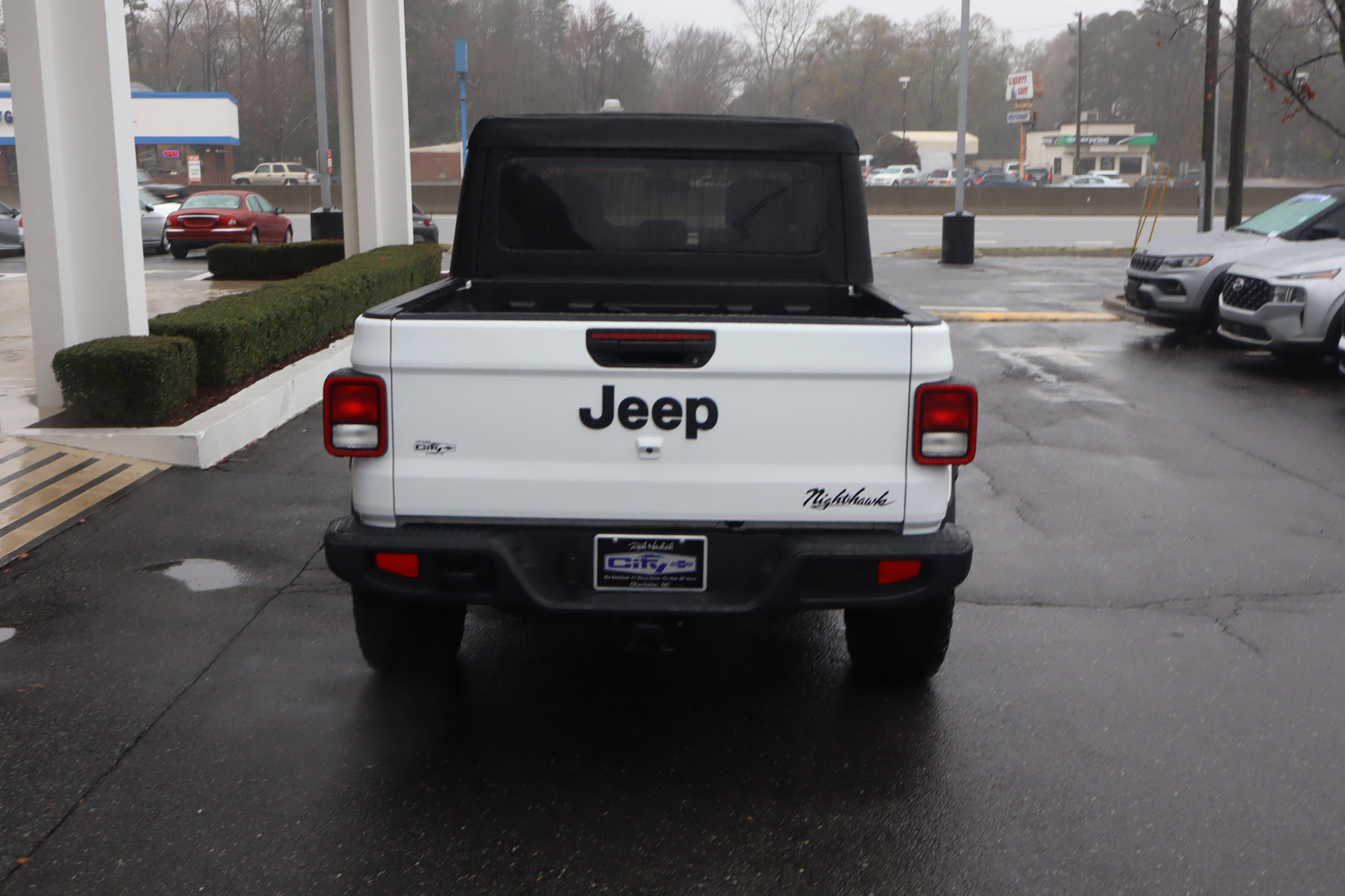 Used 2025 Jeep Gladiator Sport image 9