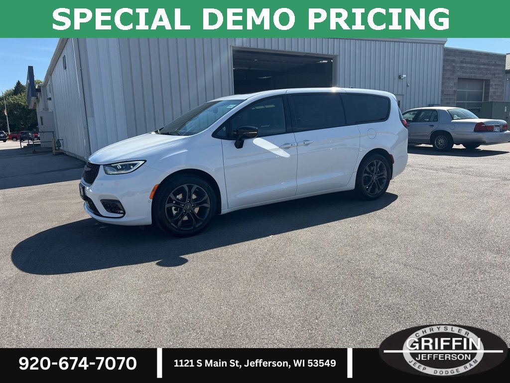 New 2026 Chrysler Pacifica Select