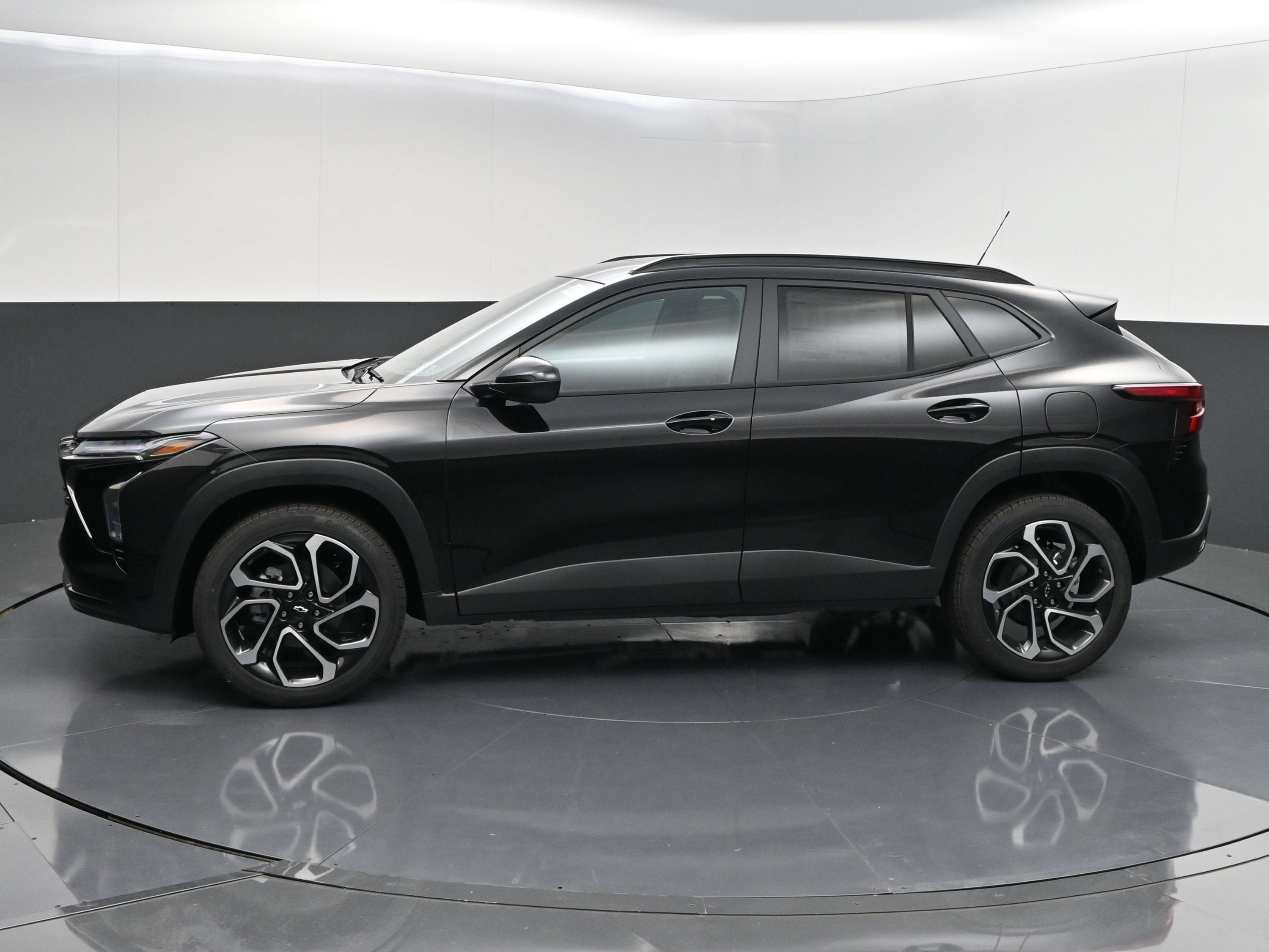 New 2026 Chevrolet Trax RS w/ Sunroof Package FWD image 5