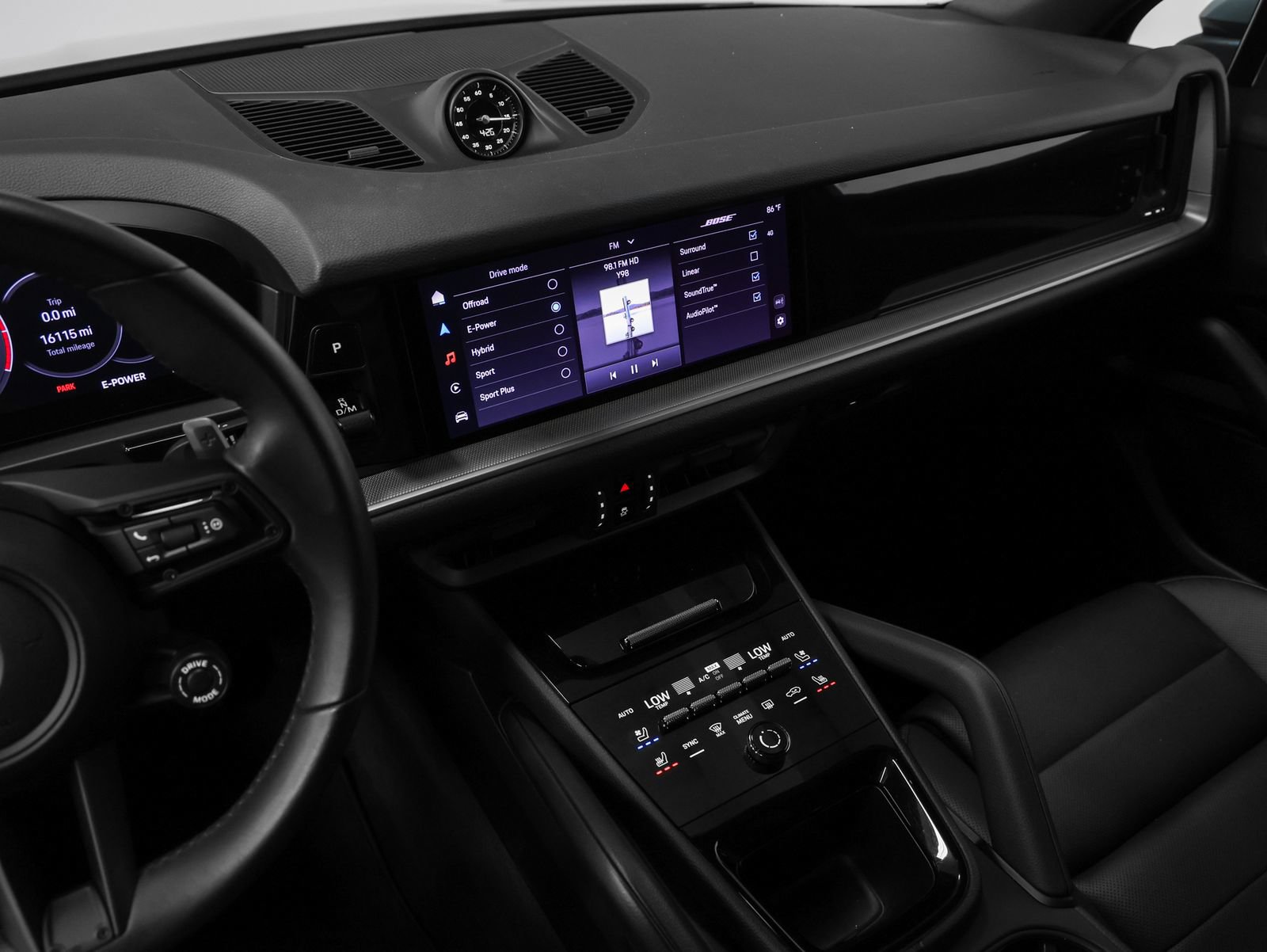 Certified 2024 Porsche Cayenne AWD/4WD image 36