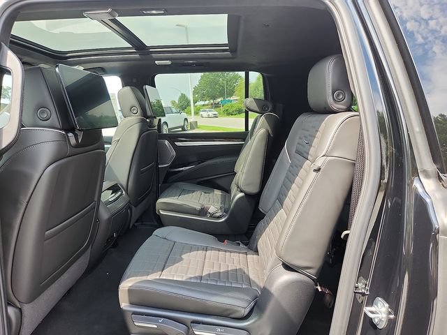 New 2026 Cadillac Escalade ESV Platinum Sport w/ LPO, ONYX Package AWD/4WD image 6