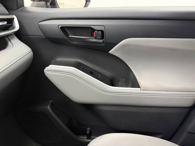 Used 2022 Toyota Highlander LE FWD image 24