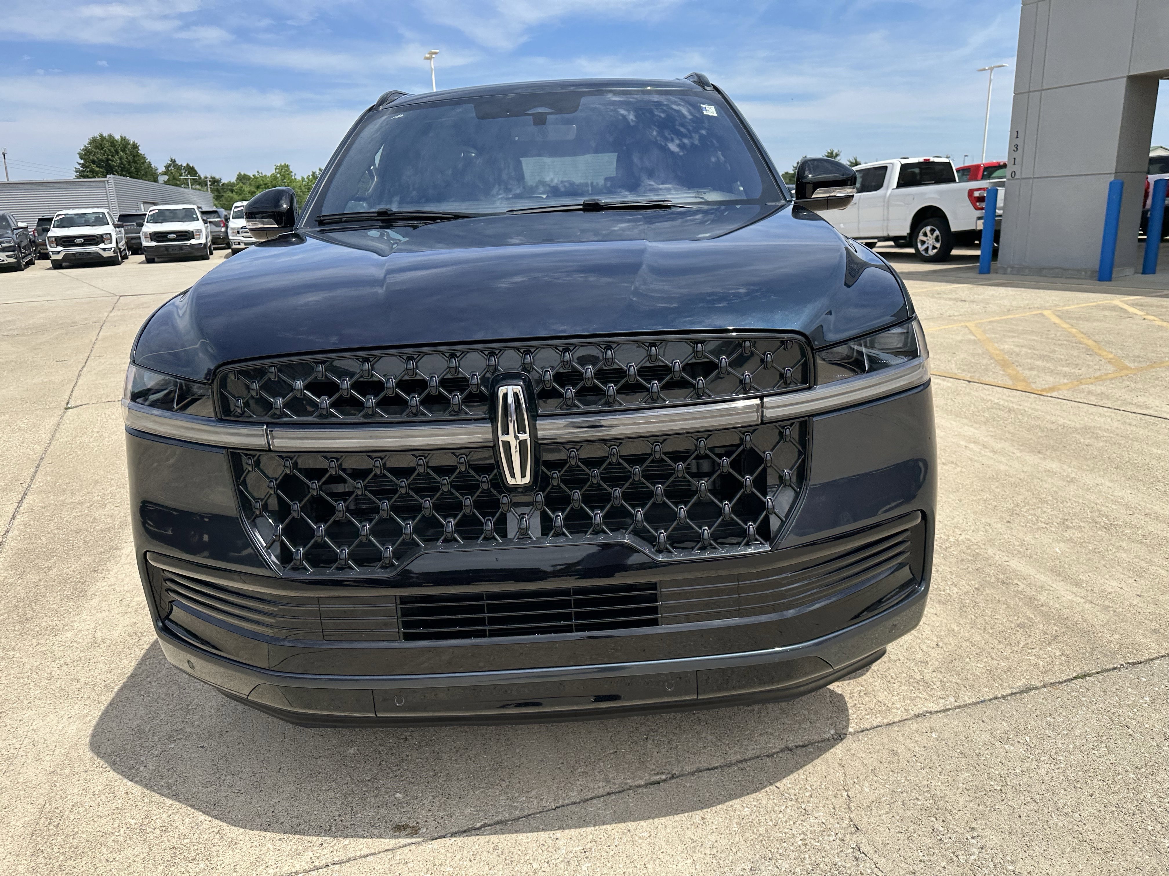 Used 2025 Lincoln Navigator L Reserve w/ Jet Appearance Package AWD/4WD image 10