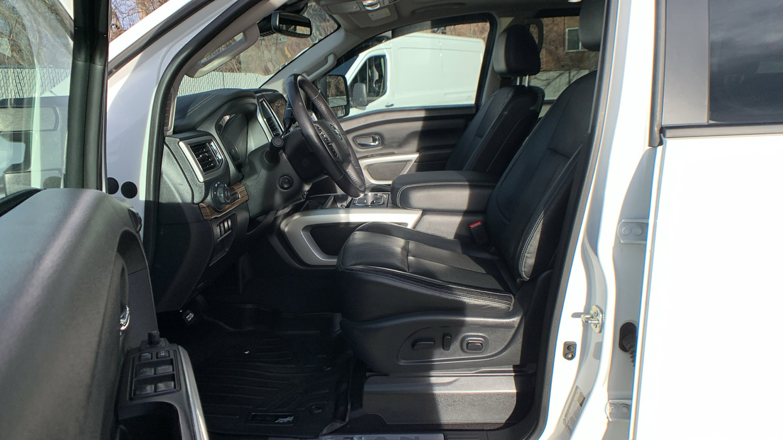 Used 2020 Nissan Titan SL w/ Moonroof Package image 10