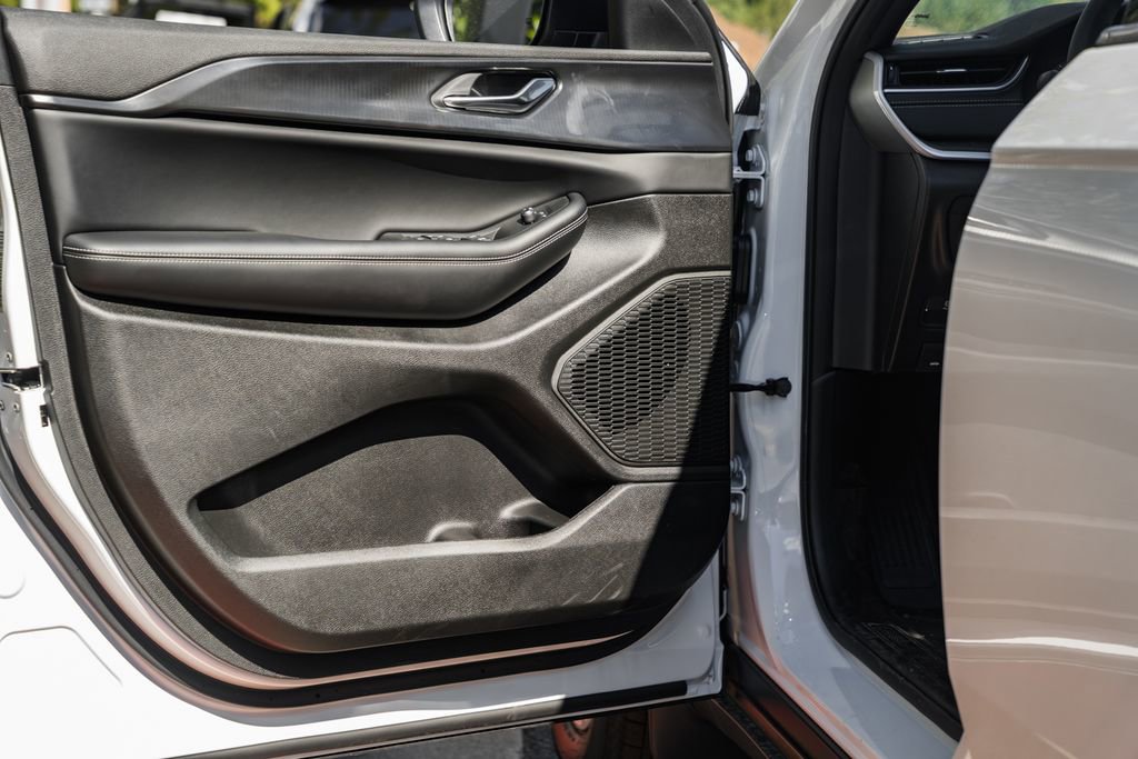 New 2025 Jeep Grand Cherokee Laredo X w/ Luxury Tech Group I image 35