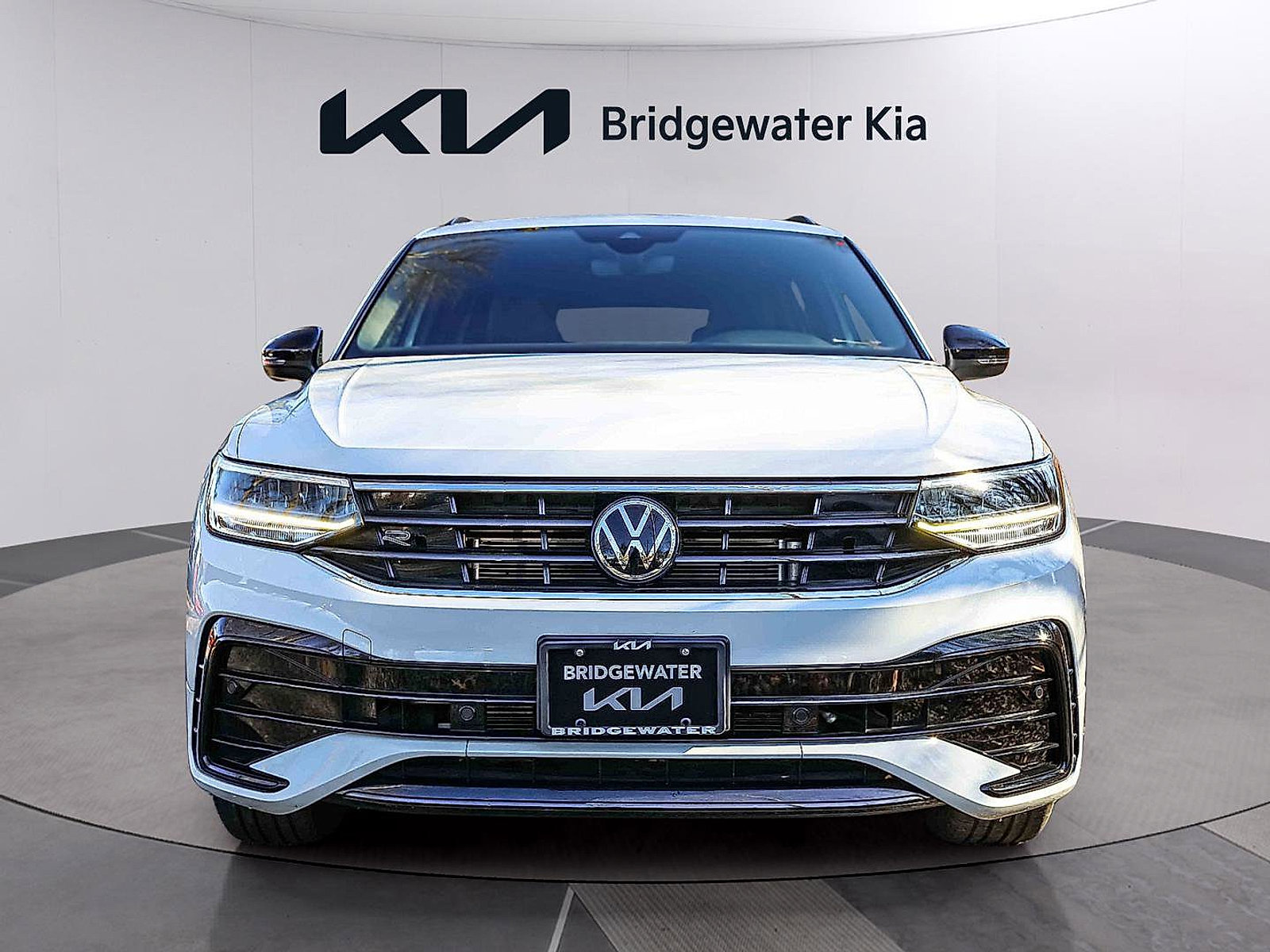 Used 2022 Volkswagen Tiguan SE R-Line image 2