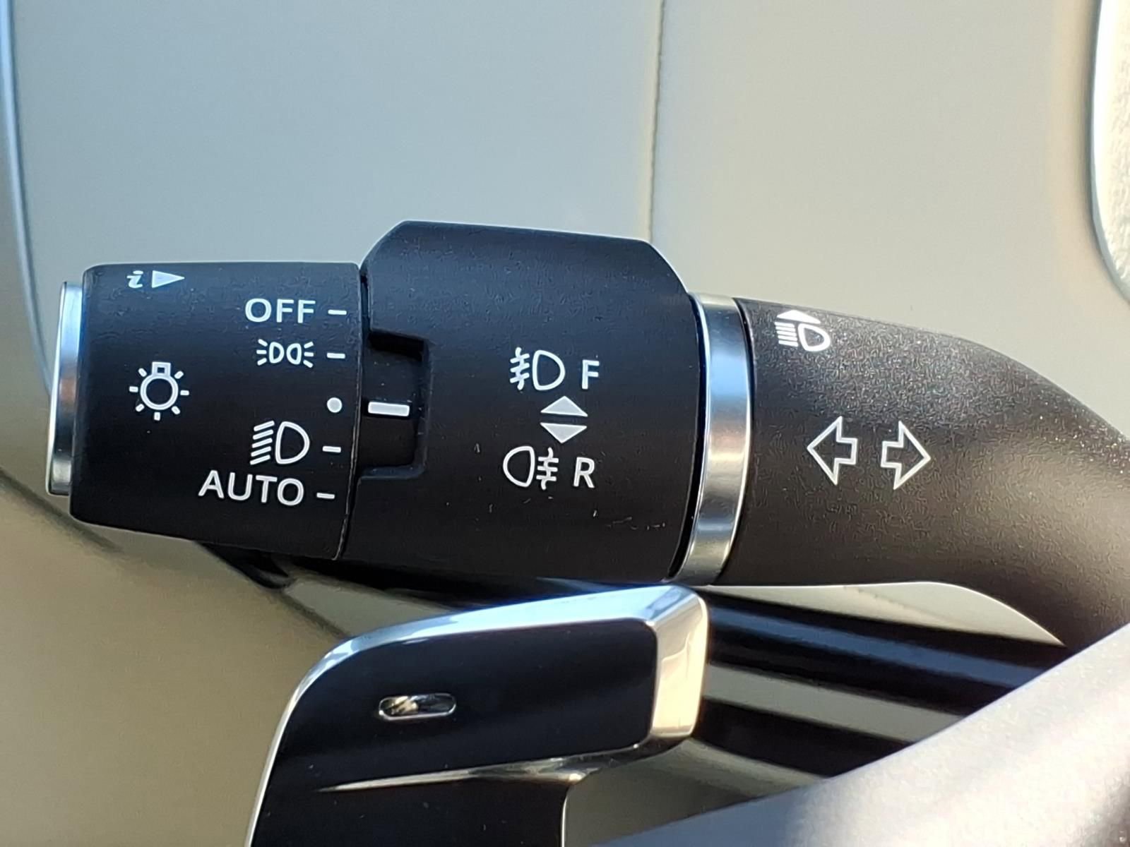 Used 2025 Land Rover Range Rover SE image 23