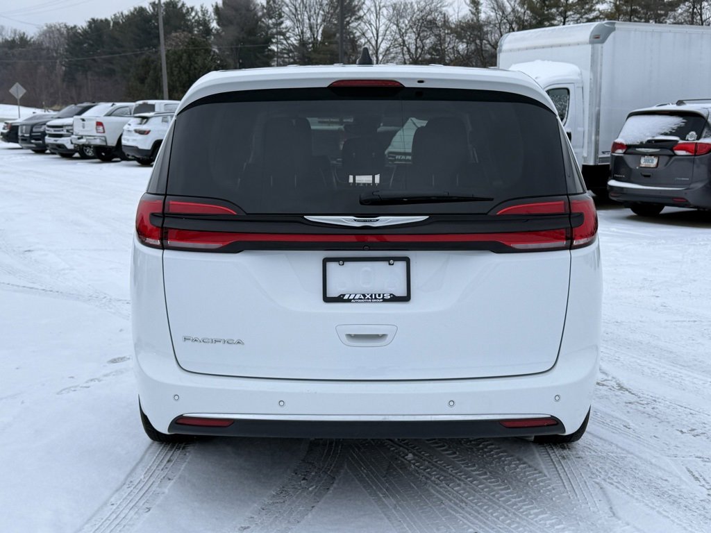 Used 2024 Chrysler Pacifica Touring-L image 6