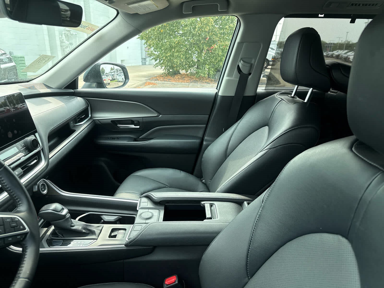 Used 2025 Toyota Grand Highlander AWD image 4