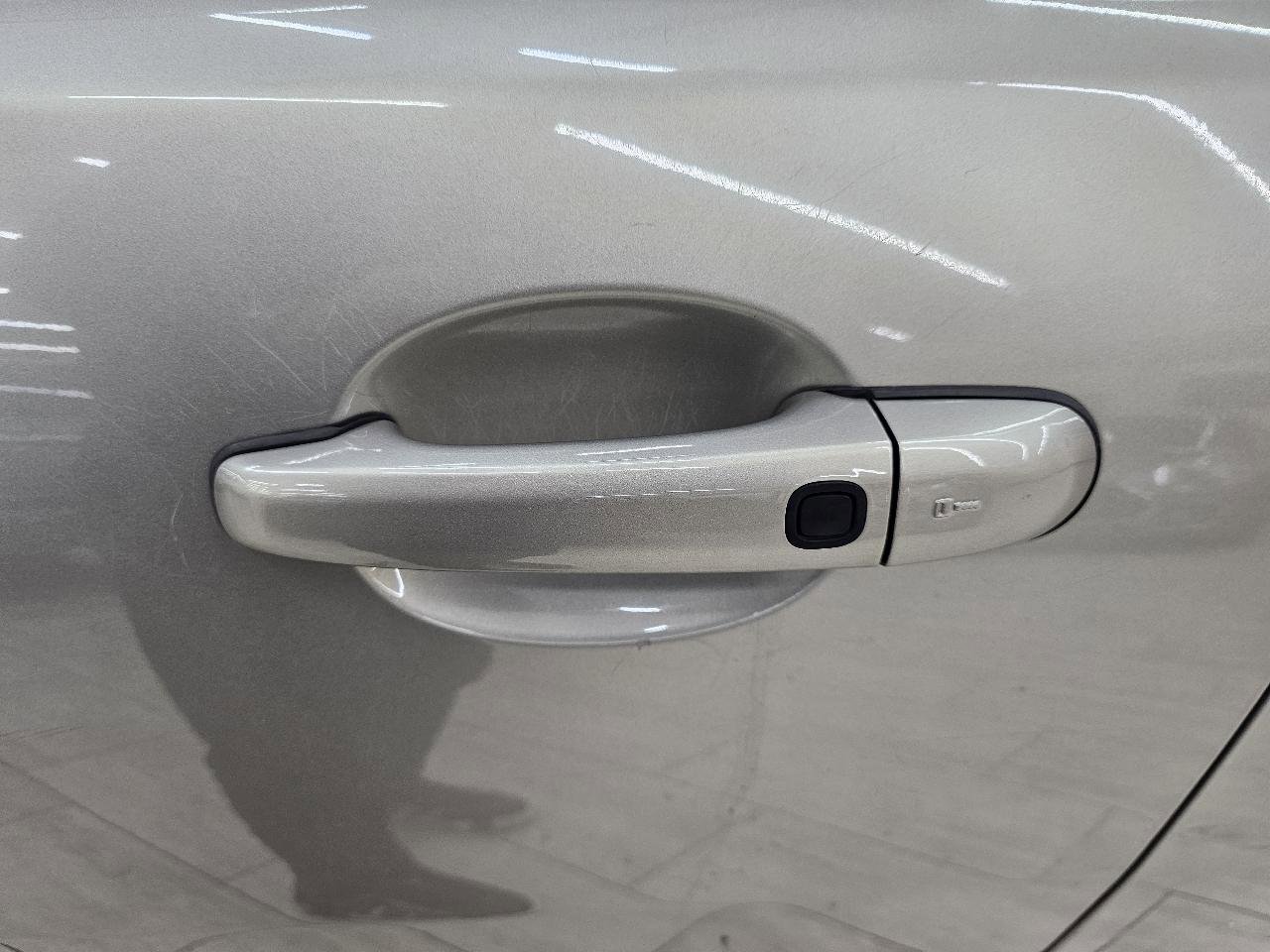 Used 2013 Jaguar XF image 12