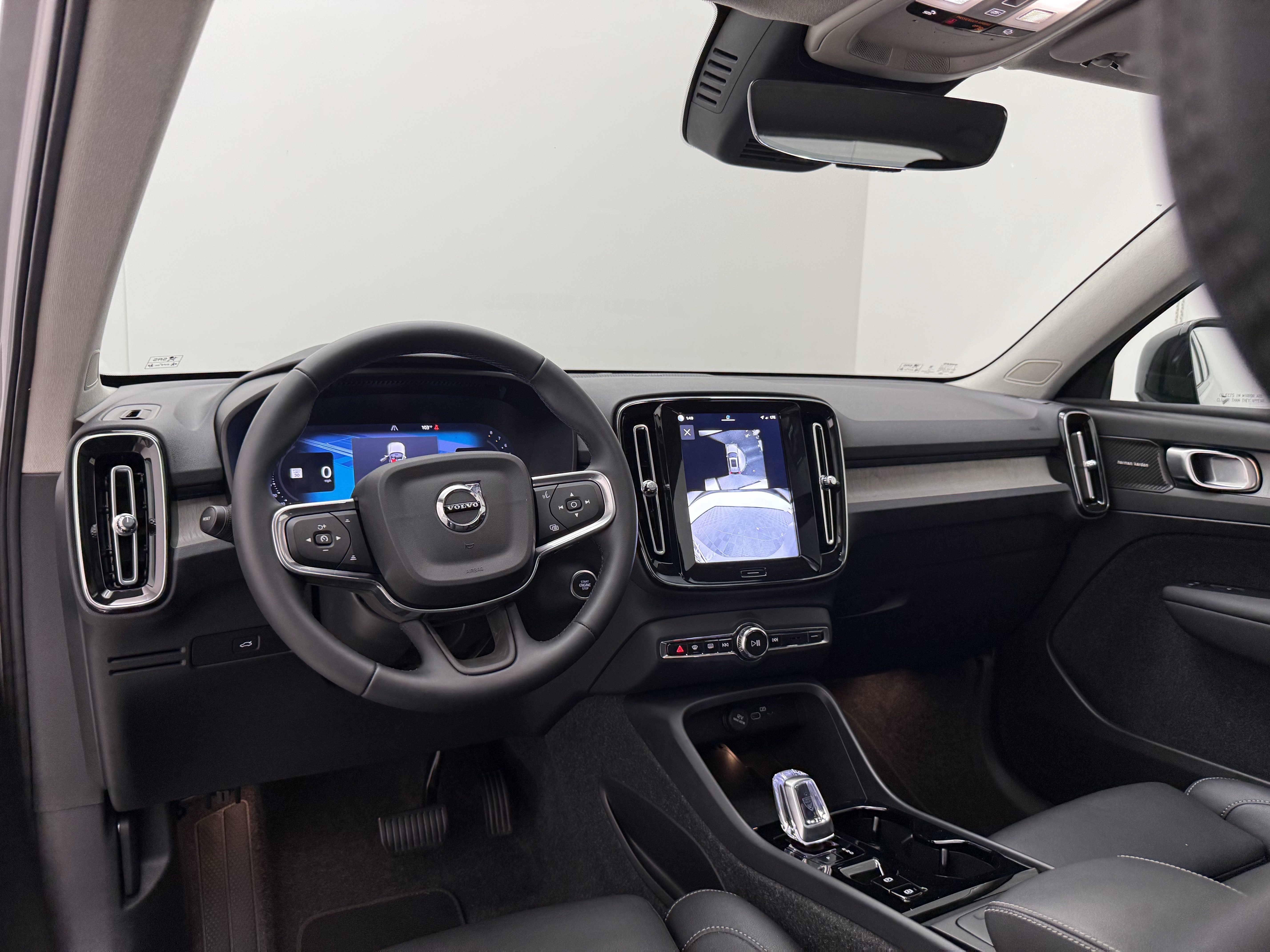 Certified 2025 Volvo XC40 B5 Ultra AWD/4WD image 24