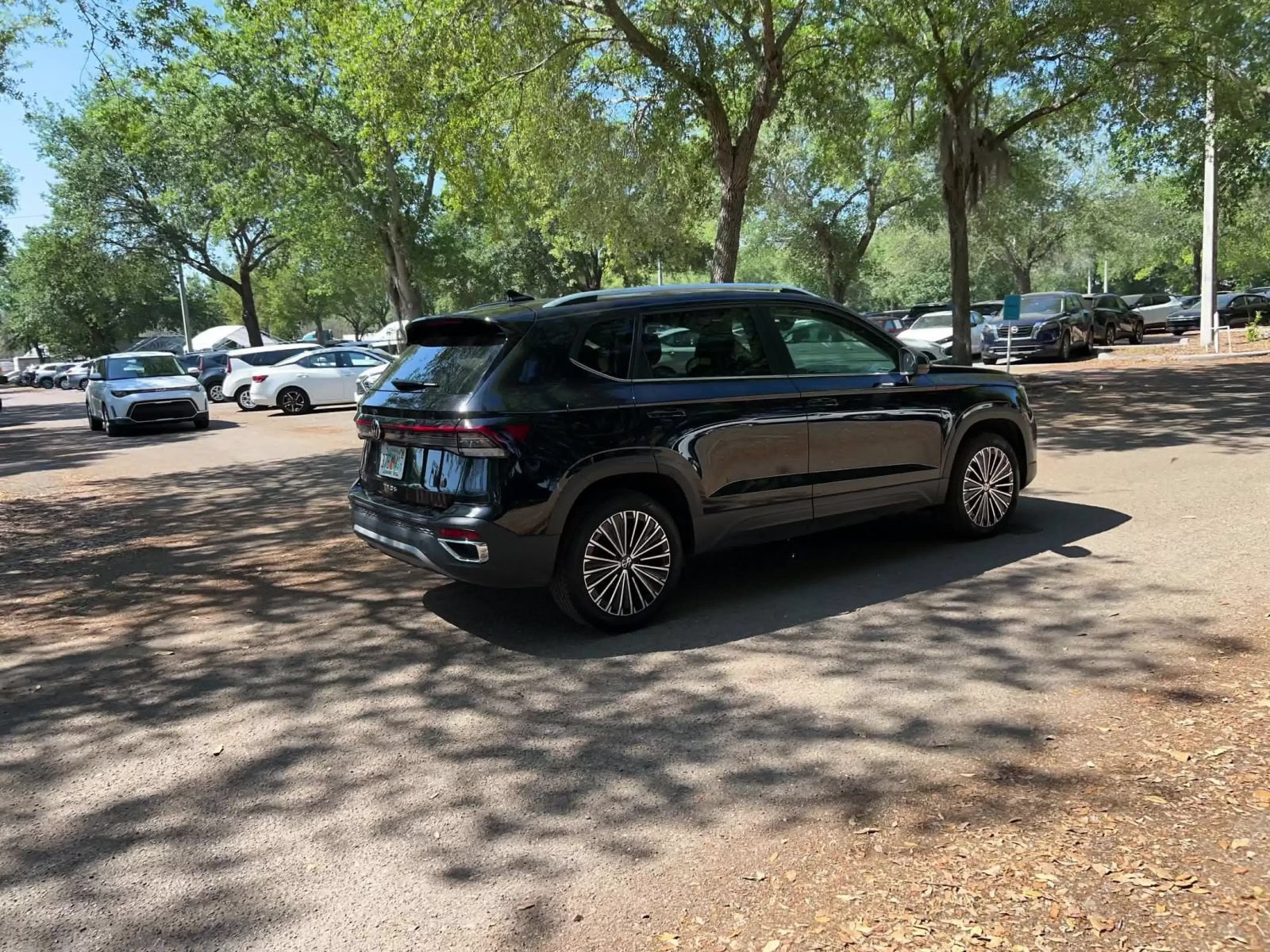 Used 2025 Volkswagen Taos SE FWD image 14