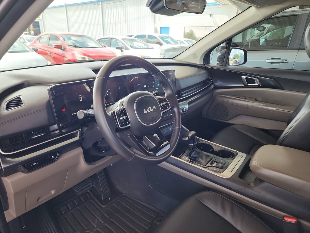 Used 2025 Kia Carnival FWD image 12