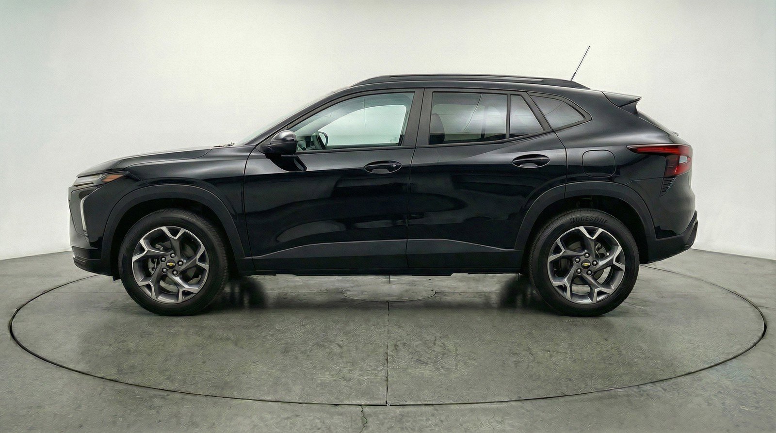 Used 2025 Chevrolet Trax LT FWD image 5