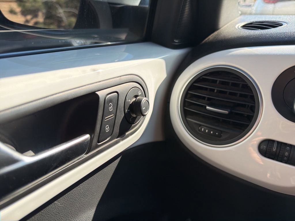 Used 2019 Volkswagen Beetle 2.0T SE image 17