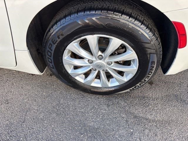 Used 2017 Chrysler Pacifica Touring w/ Tire & Wheel Group FWD image 44