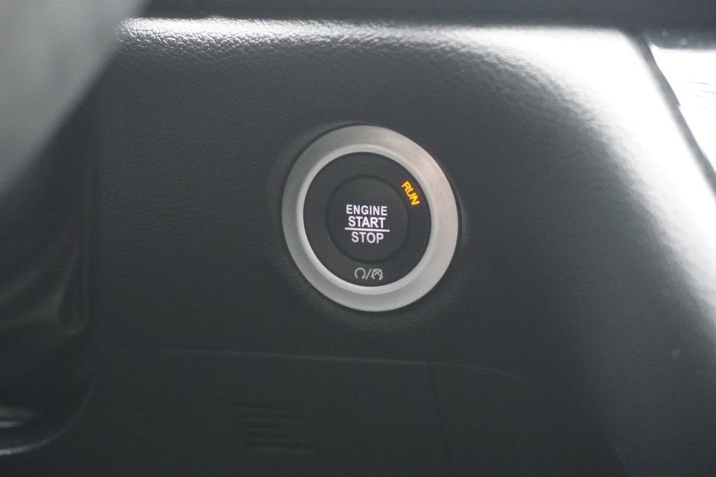 Used 2025 Chrysler Pacifica Select image 28