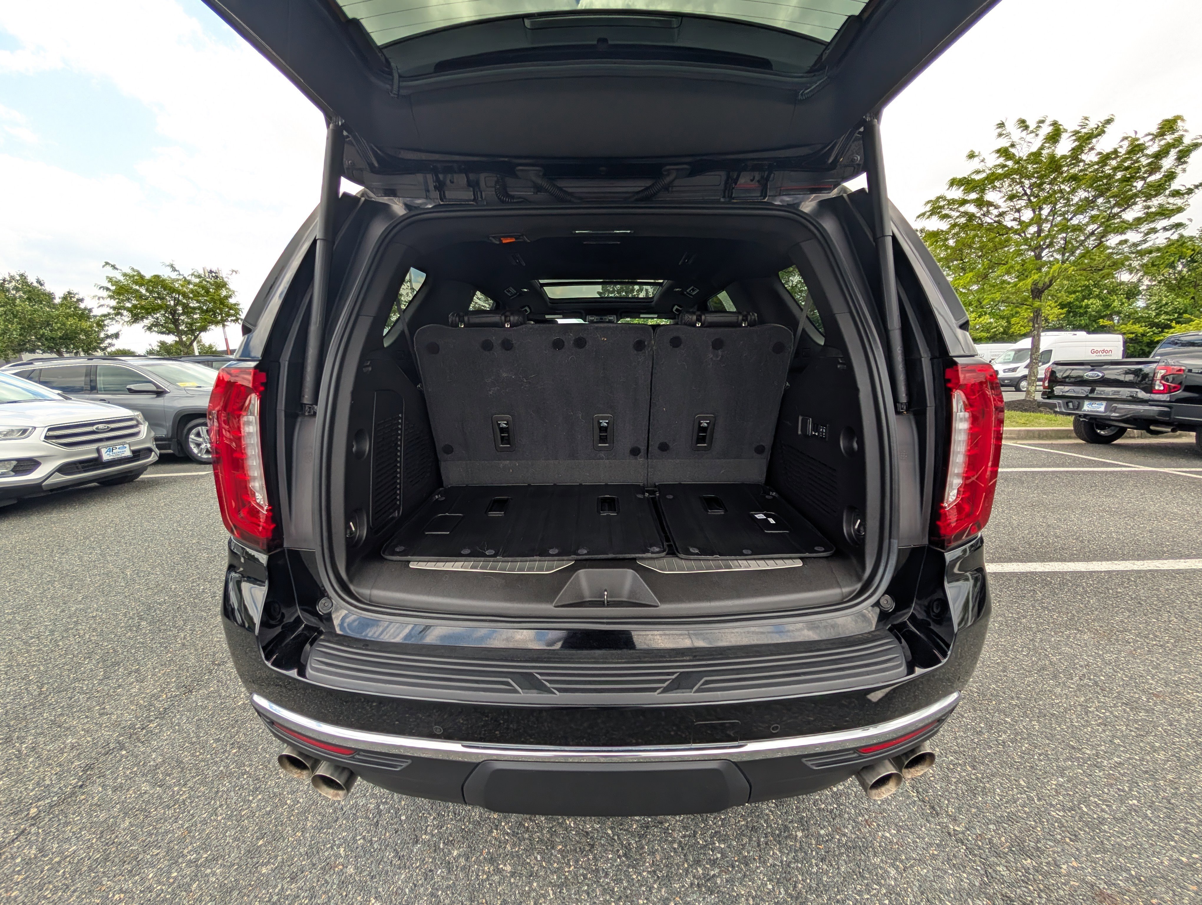 Used 2021 GMC Yukon Denali w/ Denali Premium Package AWD/4WD image 13