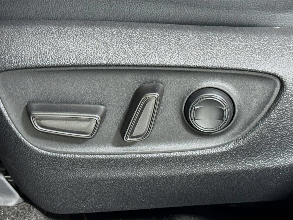 Used 2023 Toyota Highlander XLE AWD/4WD image 18