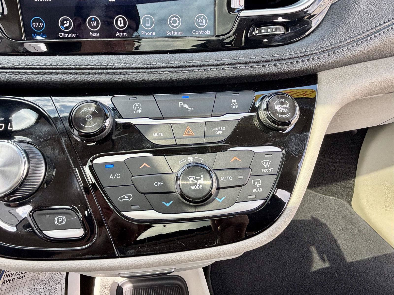 Used 2018 Chrysler Pacifica Limited FWD image 35