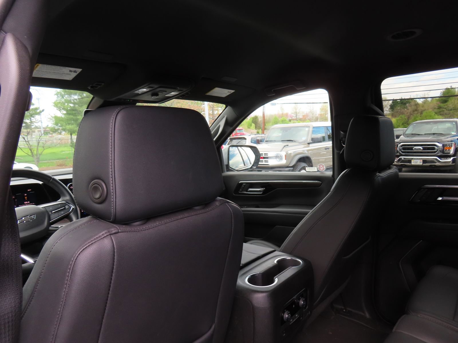 Used 2025 Chevrolet Suburban Z71 image 30