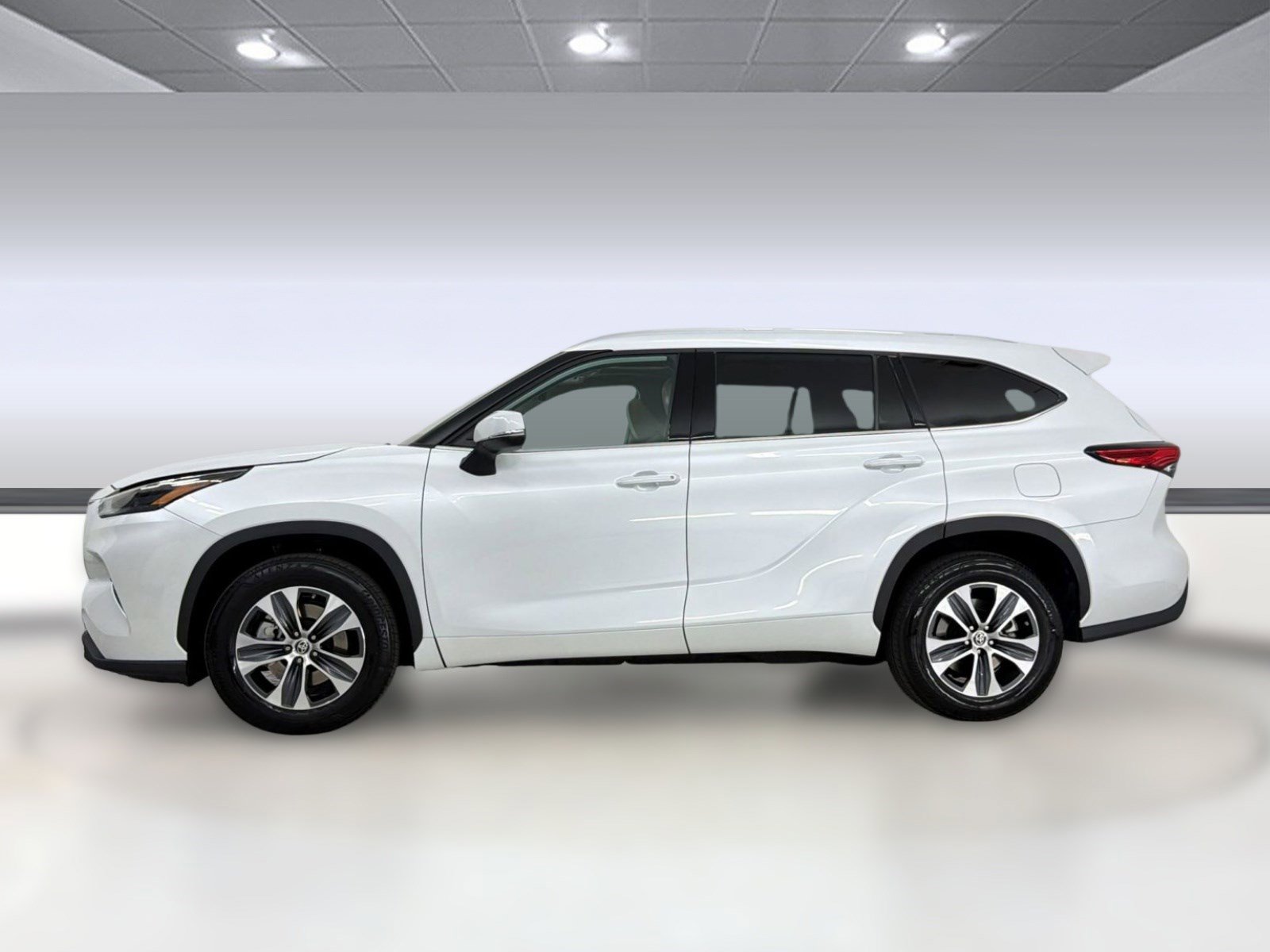Used 2022 Toyota Highlander XLE FWD image 2