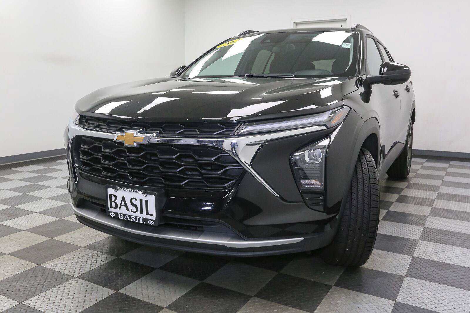 Used 2025 Chevrolet Trax LT FWD image 4