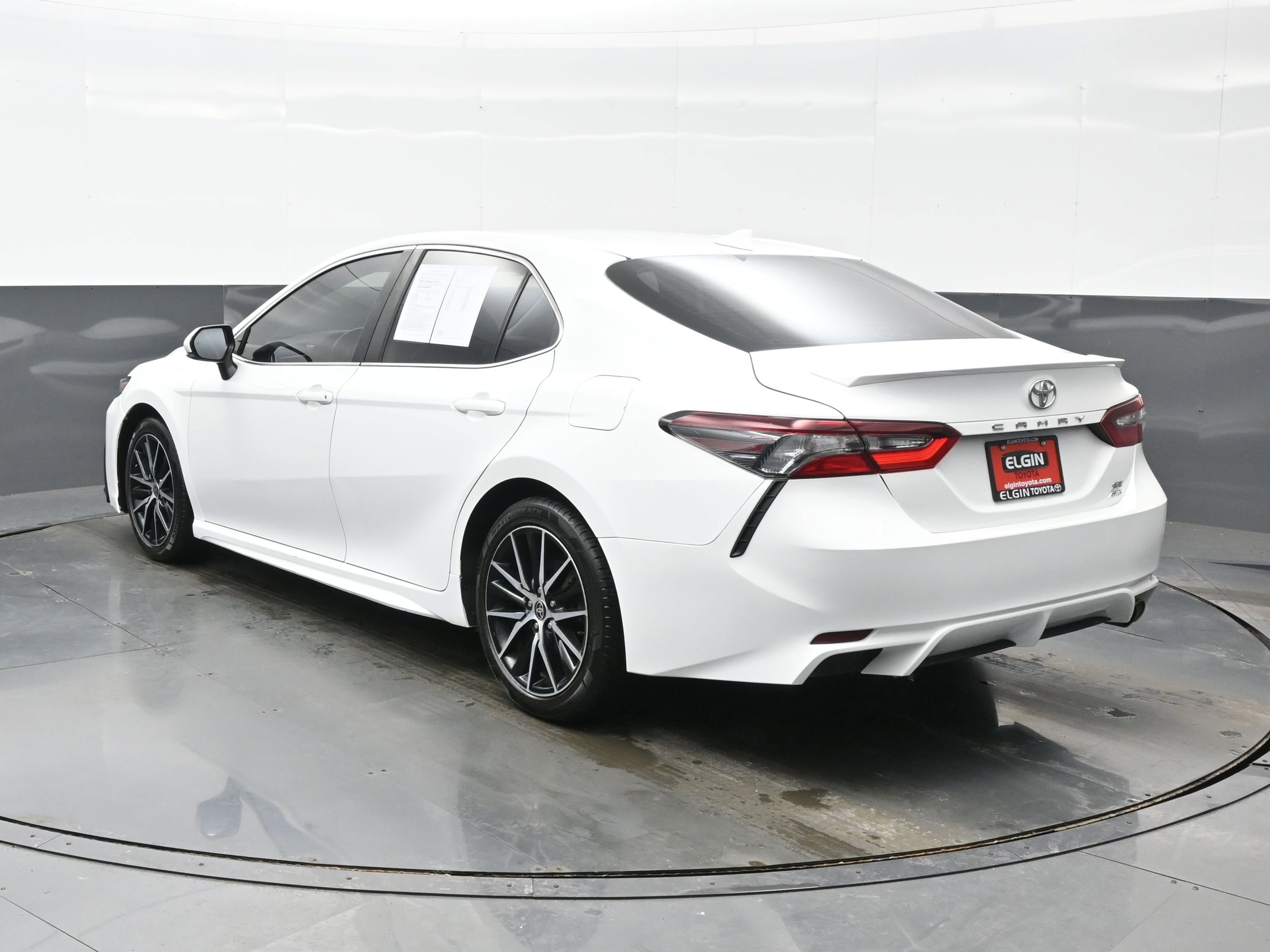 Used 2021 Toyota Camry SE w/ Cold Weather Package image 4