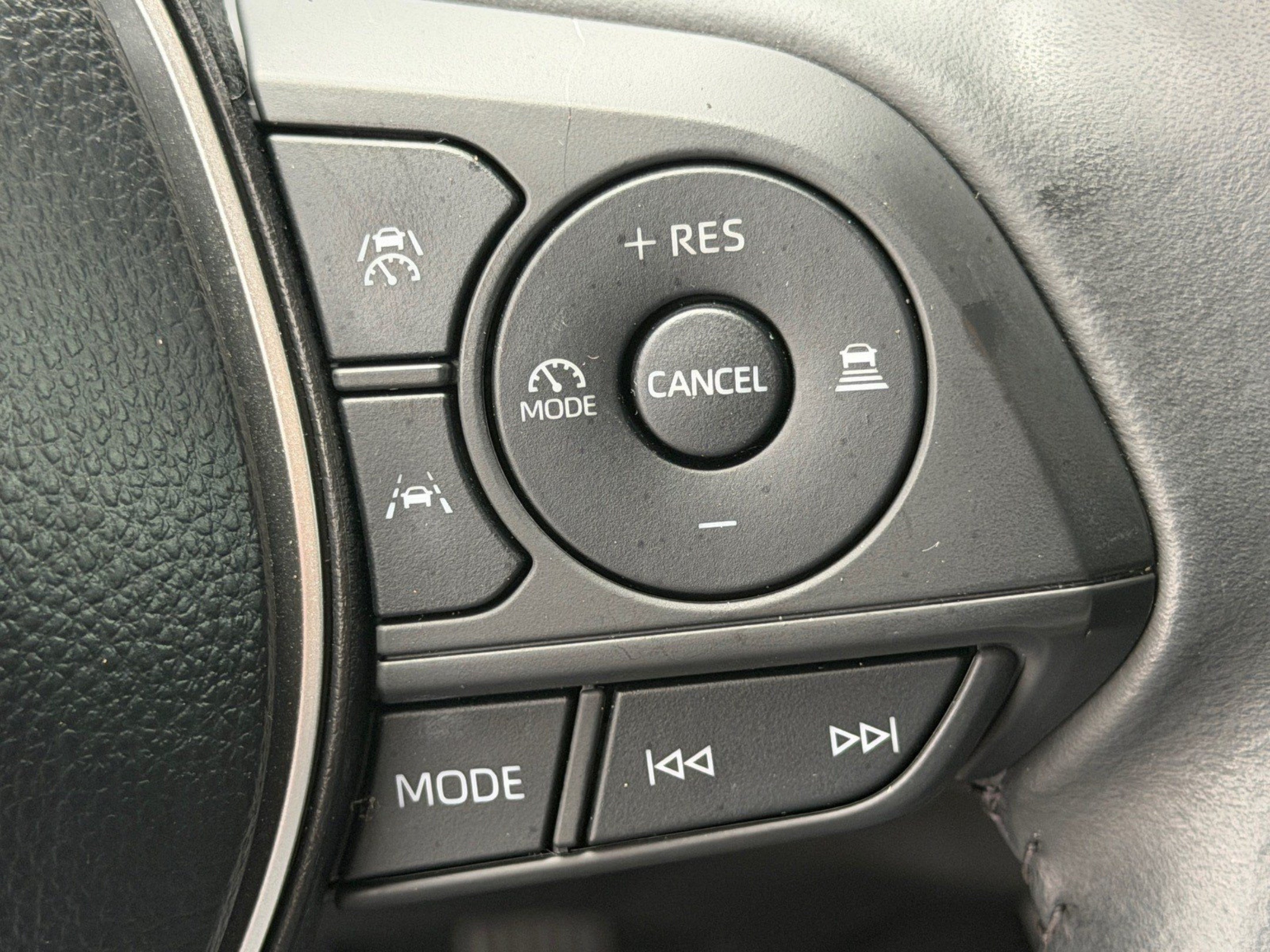 Used 2025 Toyota Corolla Cross LE FWD image 25