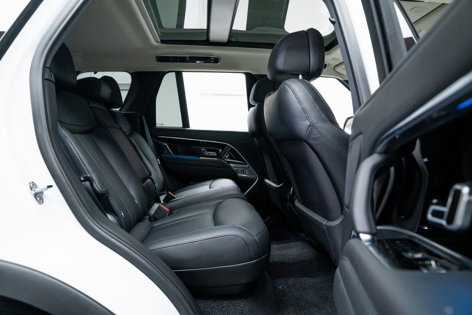 Used 2025 Land Rover Range Rover SE image 20