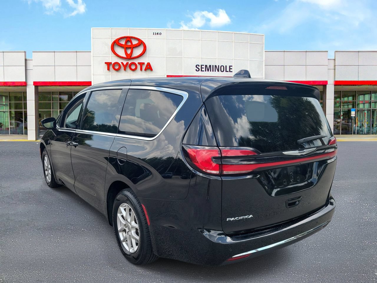 Used 2024 Chrysler Pacifica Touring-L FWD image 4