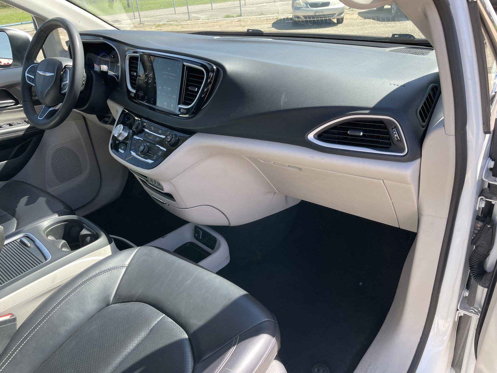 Used 2023 Chrysler Pacifica Touring-L image 50