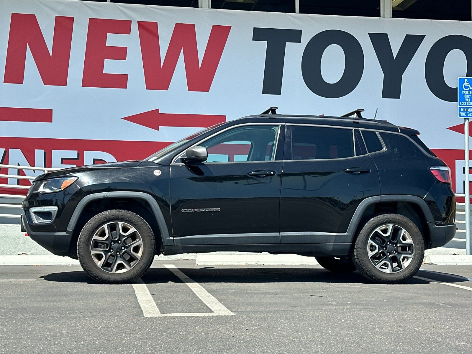 Used 2018 Jeep Compass Trailhawk w/ Leather Interior Group AWD/4WD image 2