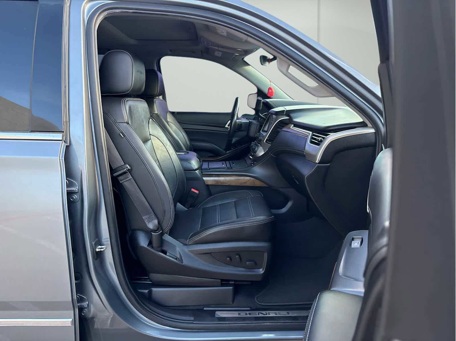 Used 2019 GMC Yukon Denali RWD image 17