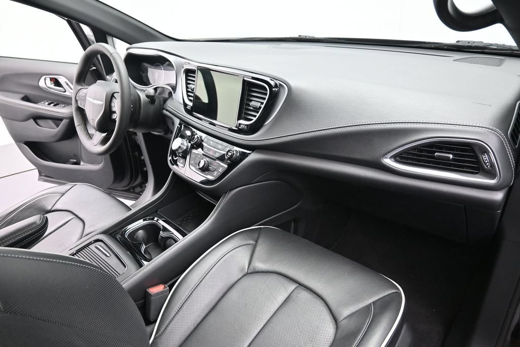 Used 2025 Chrysler Pacifica Limited FWD image 19
