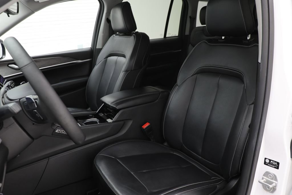 Used 2023 Jeep Grand Cherokee Limited image 16