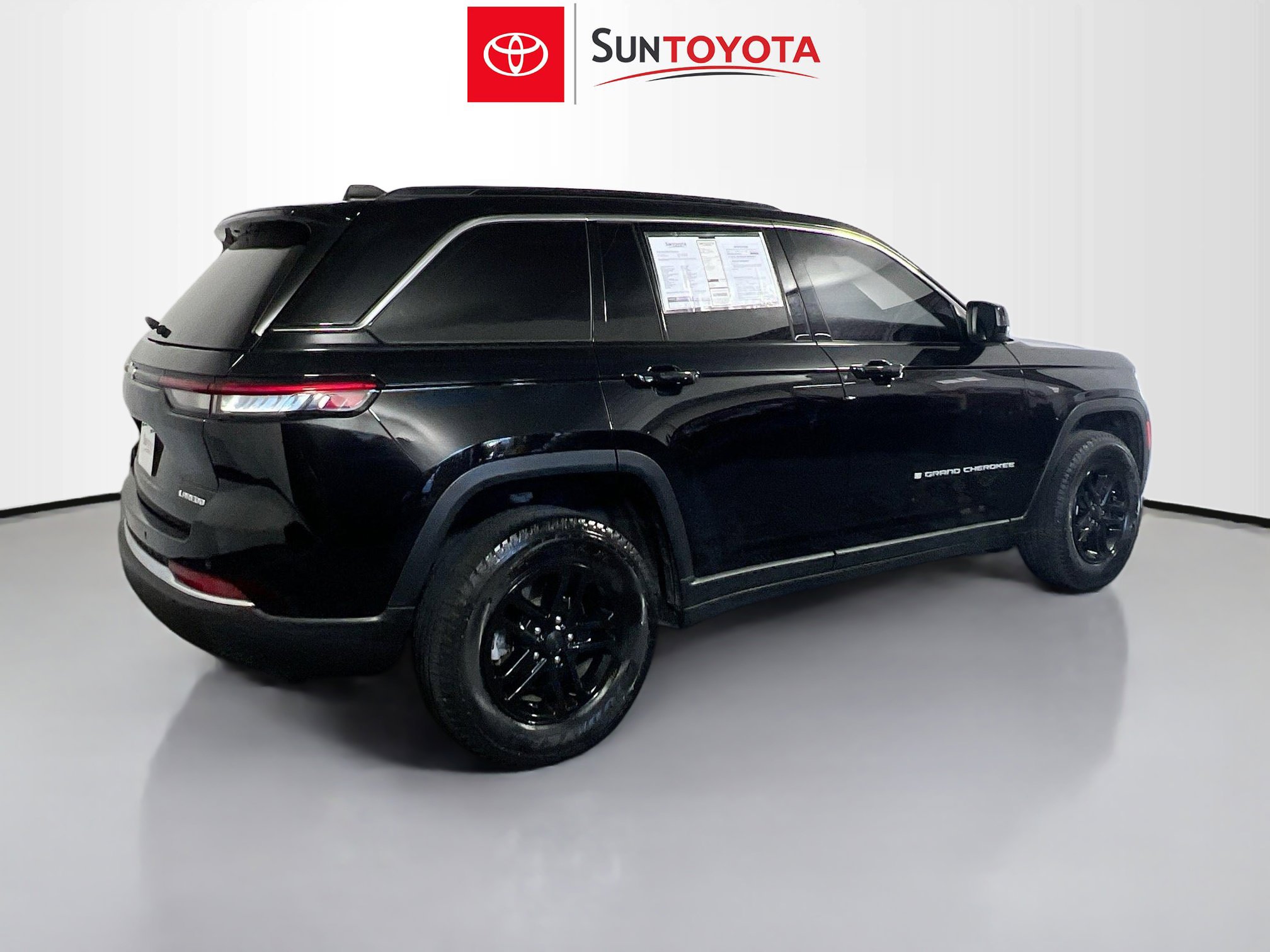 Used 2024 Jeep Grand Cherokee Laredo w/ Trailer Tow Package image 4