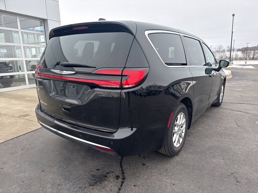 Used 2024 Chrysler Pacifica Touring-L image 7