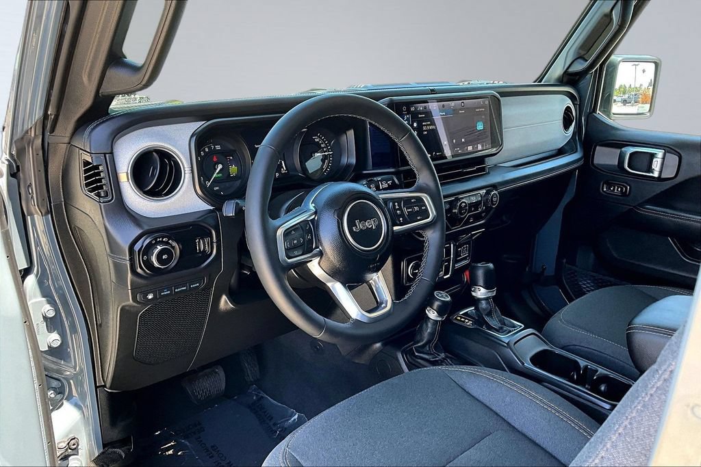Used 2025 Jeep Wrangler Unlimited Sahara AWD/4WD image 4