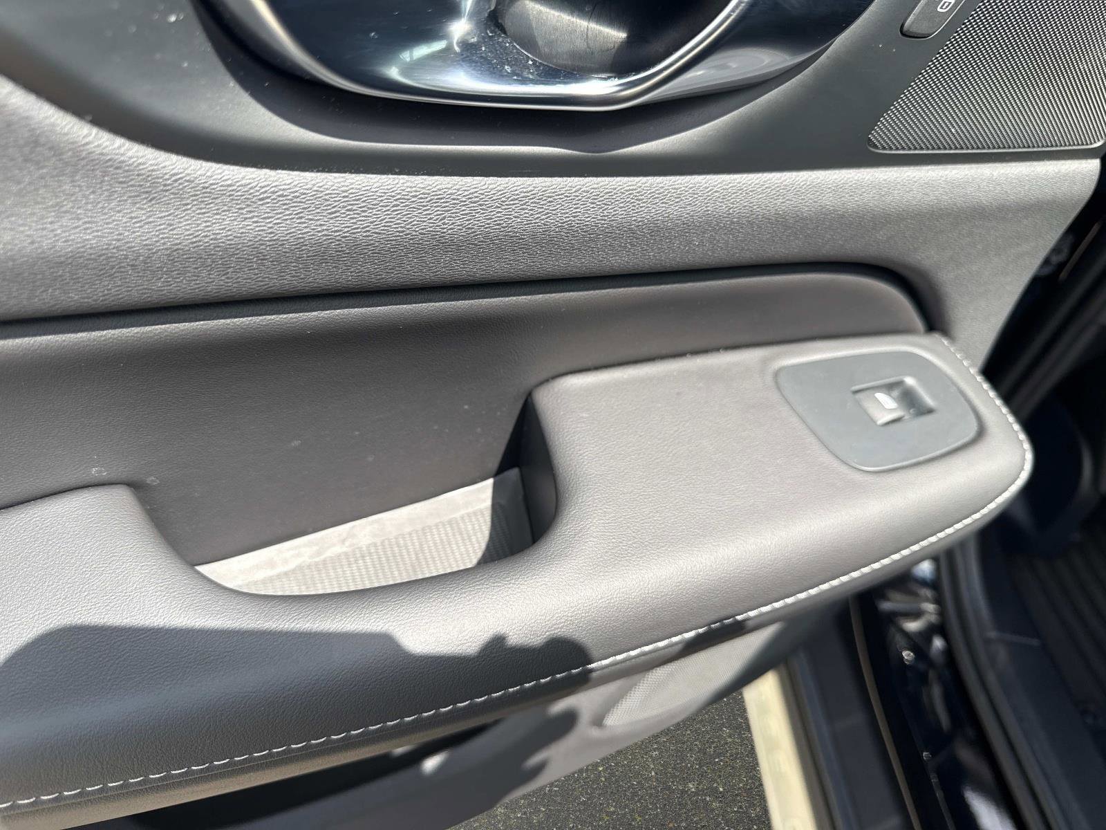 Used 2025 Volvo V60 B5 Cross Country Ultra w/ Climate Package image 12