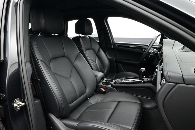 Certified 2025 Porsche Macan AWD/4WD image 16