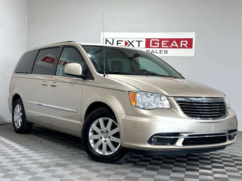 Used 2014 Chrysler Town & Country Touring image 1