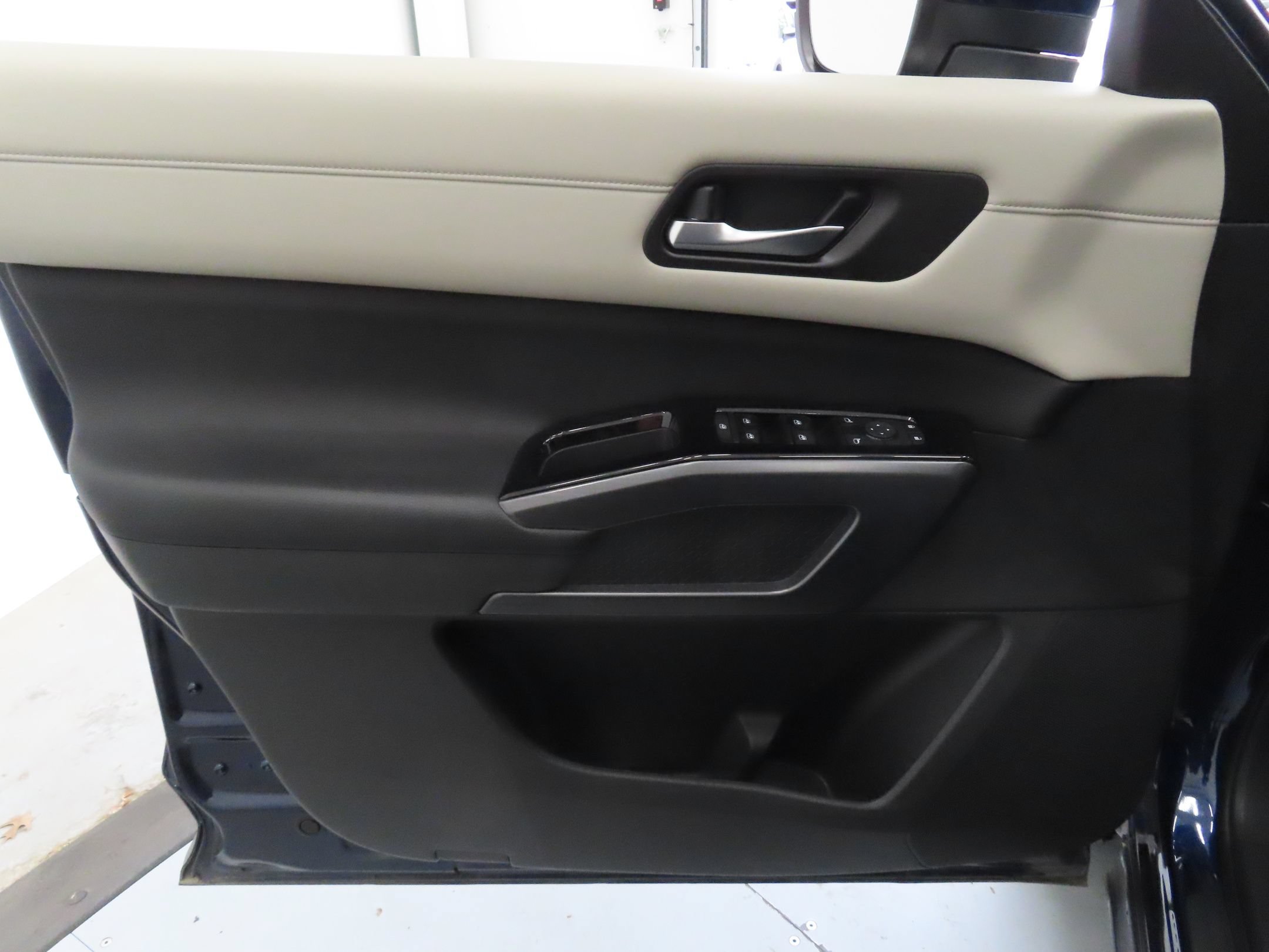 Used 2023 Nissan Pathfinder SL w/ SL Premium Package FWD image 10