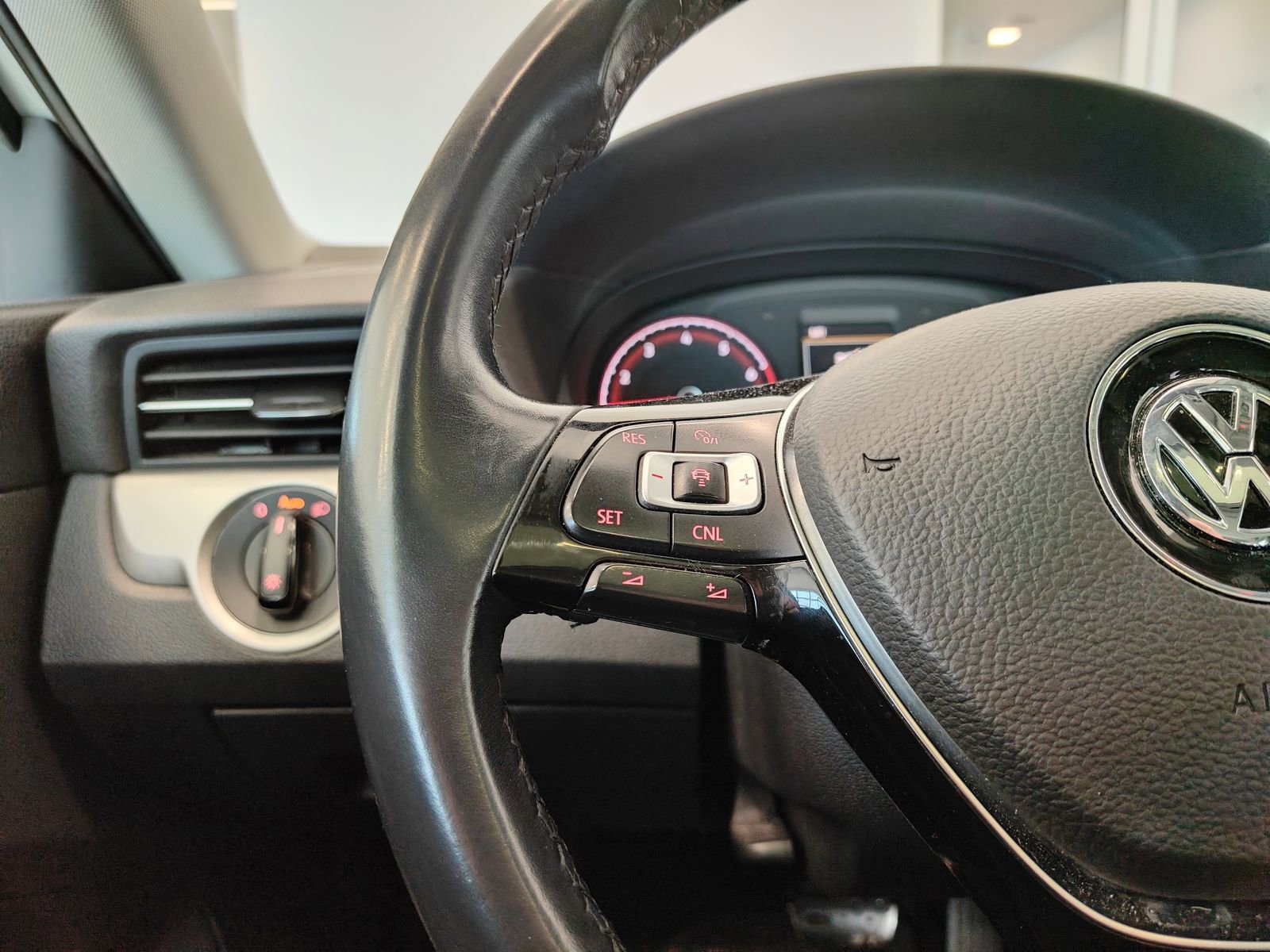 Used 2020 Volkswagen Passat 2.0T SE w/ Sunroof Package image 11