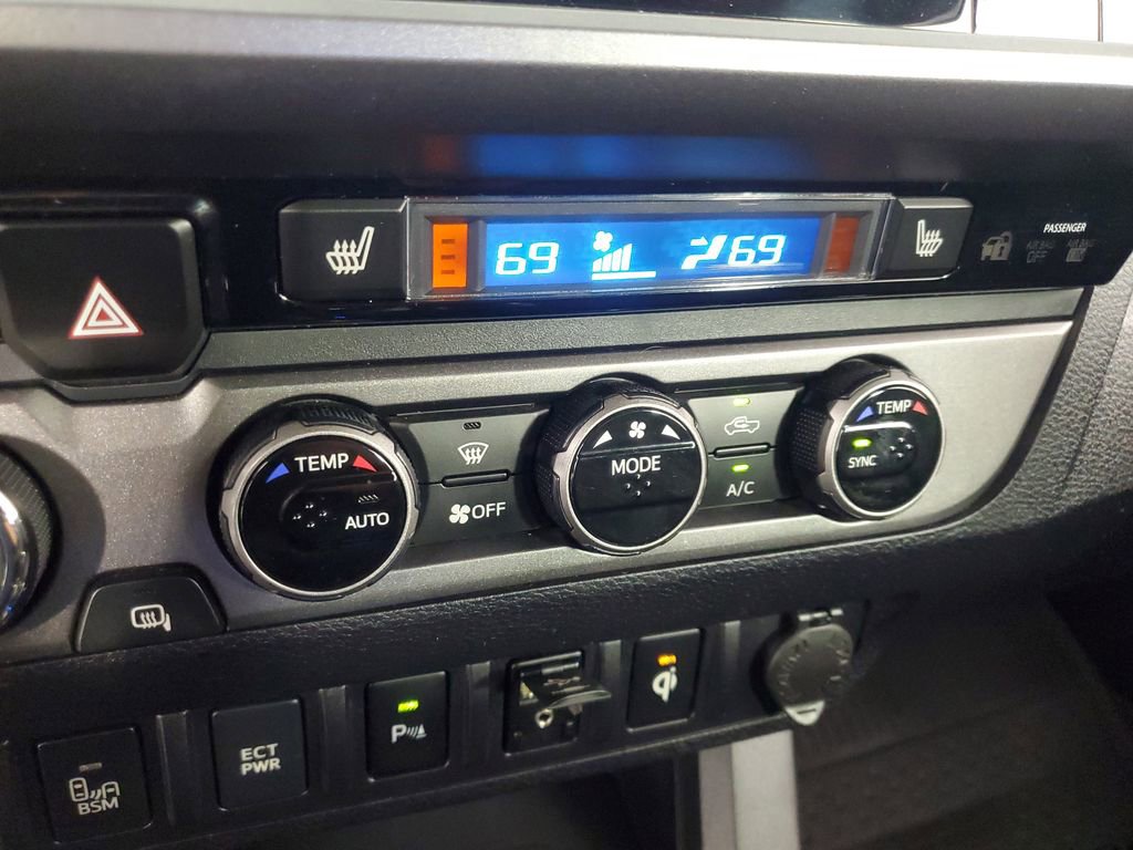 Used 2016 Toyota Tacoma TRD Sport AWD/4WD image 19